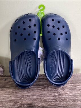 CROCS Classic Clog in Navy Unisex Mens 7 Women’s 9 NWT